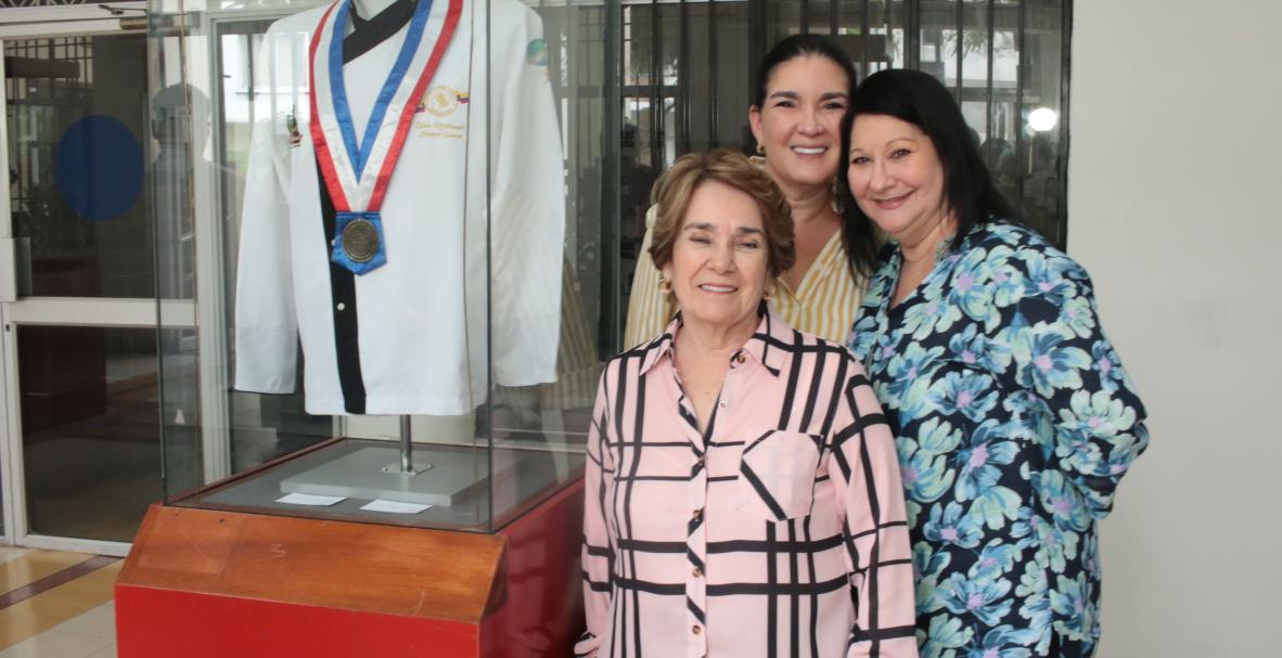 Ángela Molinari, Angelina Pita Molinari y Giselle Molinari, junto a uno de los objetos de Gino Molinari que fueron exhibidos.