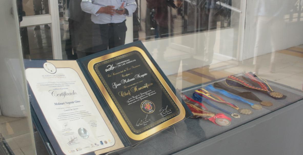 Reconocimiento de Chef Honorífico otorgado por la Udla.