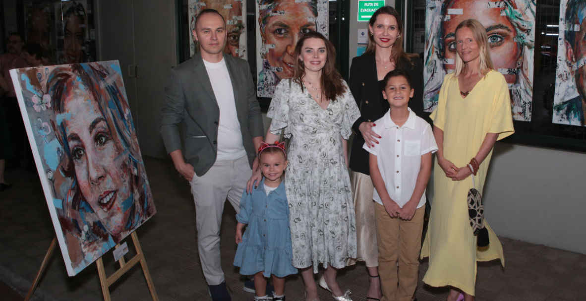 Exposición Rostros del Ecuador, de la artista ucraniana Mariya Zrazhaeva, en la sede centro del Tenis Club, Guayaquil