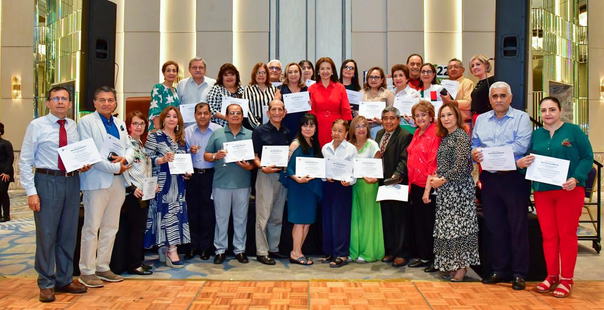 DAMAS DEL CUERPO CONSULAR OFRECEN ALMUERZO A SUS COLABORADORES
