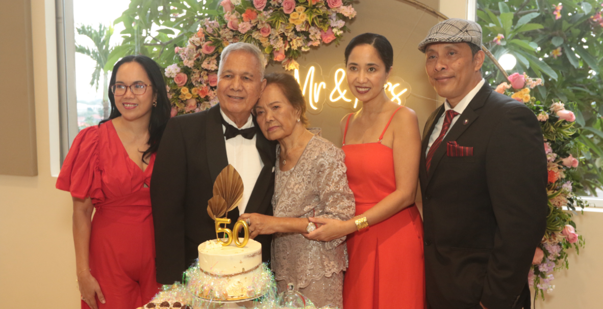 Los Reyes Oliva celebran 50 años de matrimonio