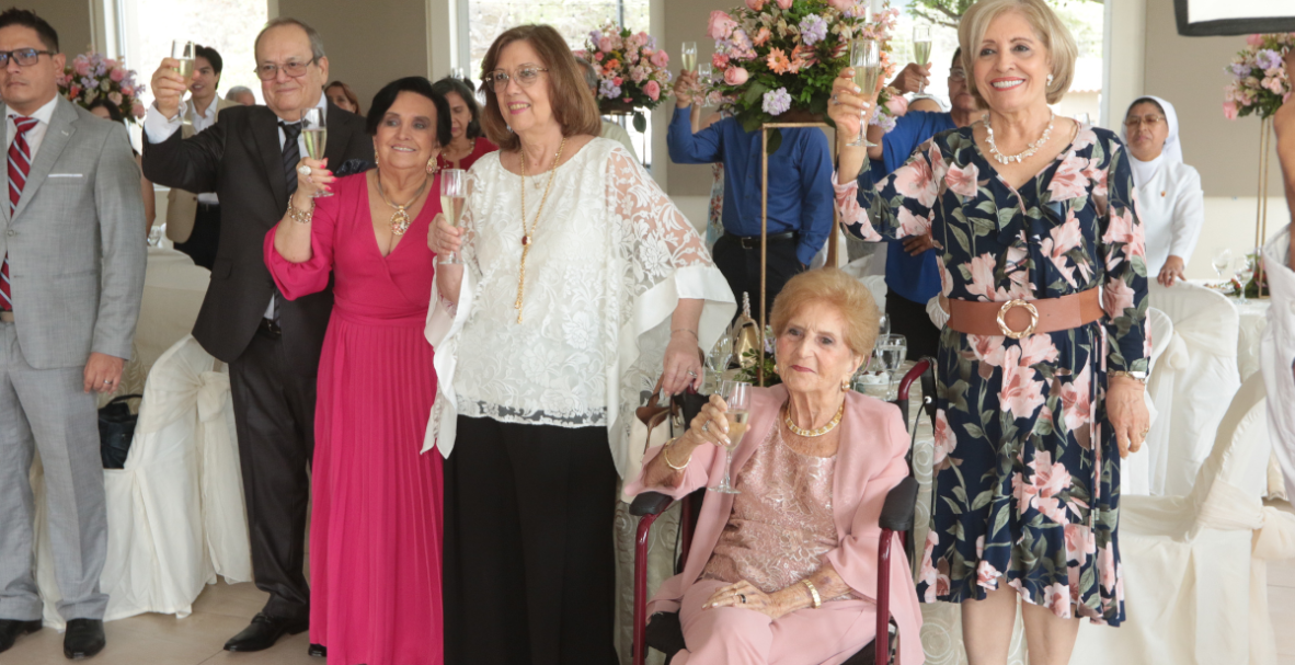 Los Reyes Oliva celebran 50 años de matrimonio