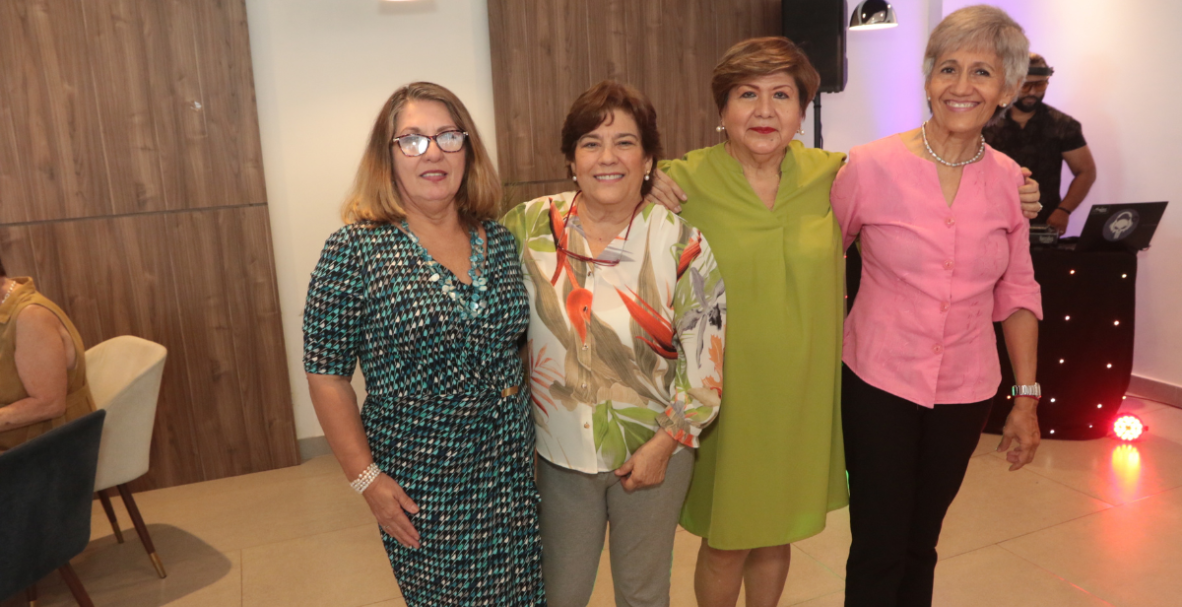 Promoción 7 Alemán Humboldt de Guayaquil celebra 50 años de graduados