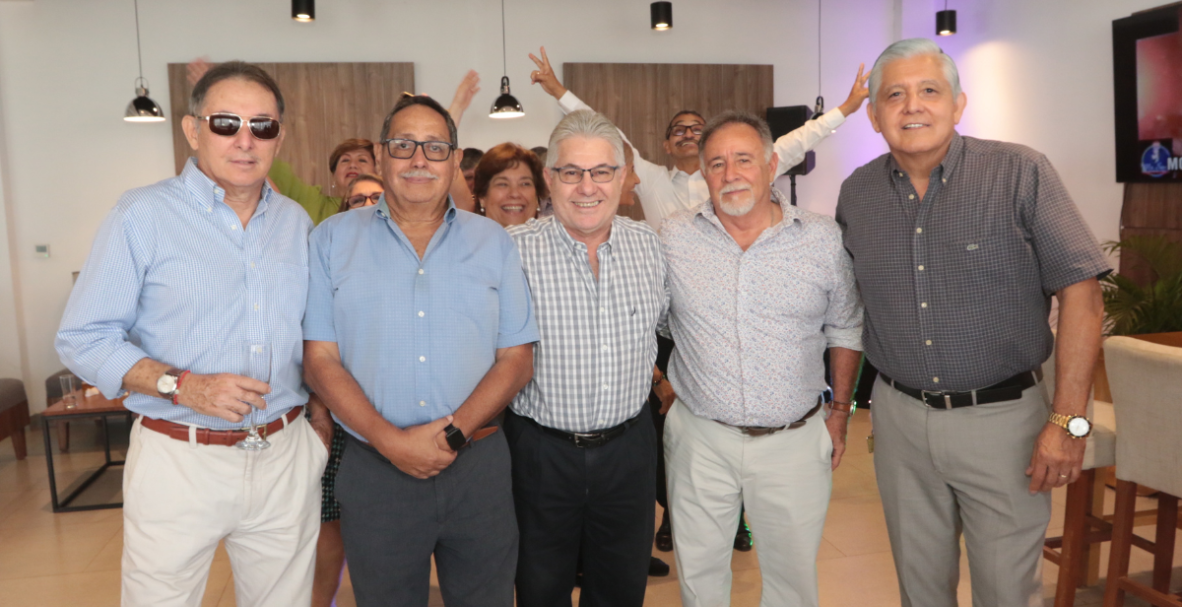 Promoción 7 Alemán Humboldt de Guayaquil celebra 50 años de graduados