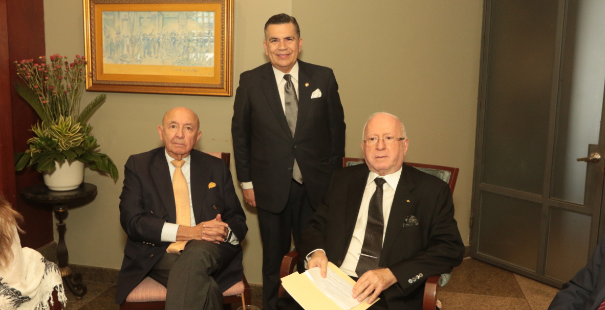 Conversatorio del embajador Luis Gallegos para directivos del H. Cuerpo Consular de Guayaquil