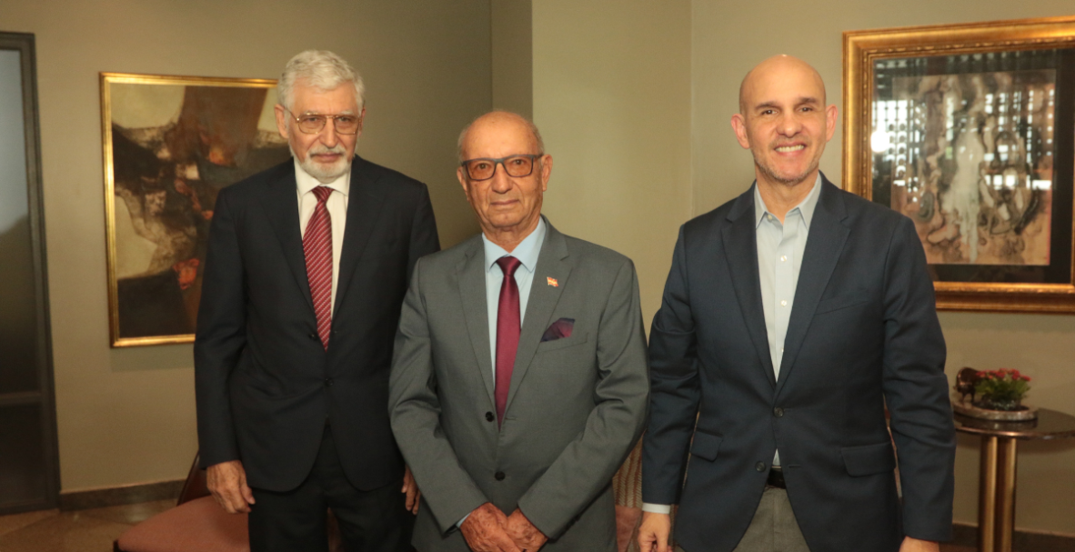 Conversatorio del embajador Luis Gallegos para directivos del H. Cuerpo Consular de Guayaquil