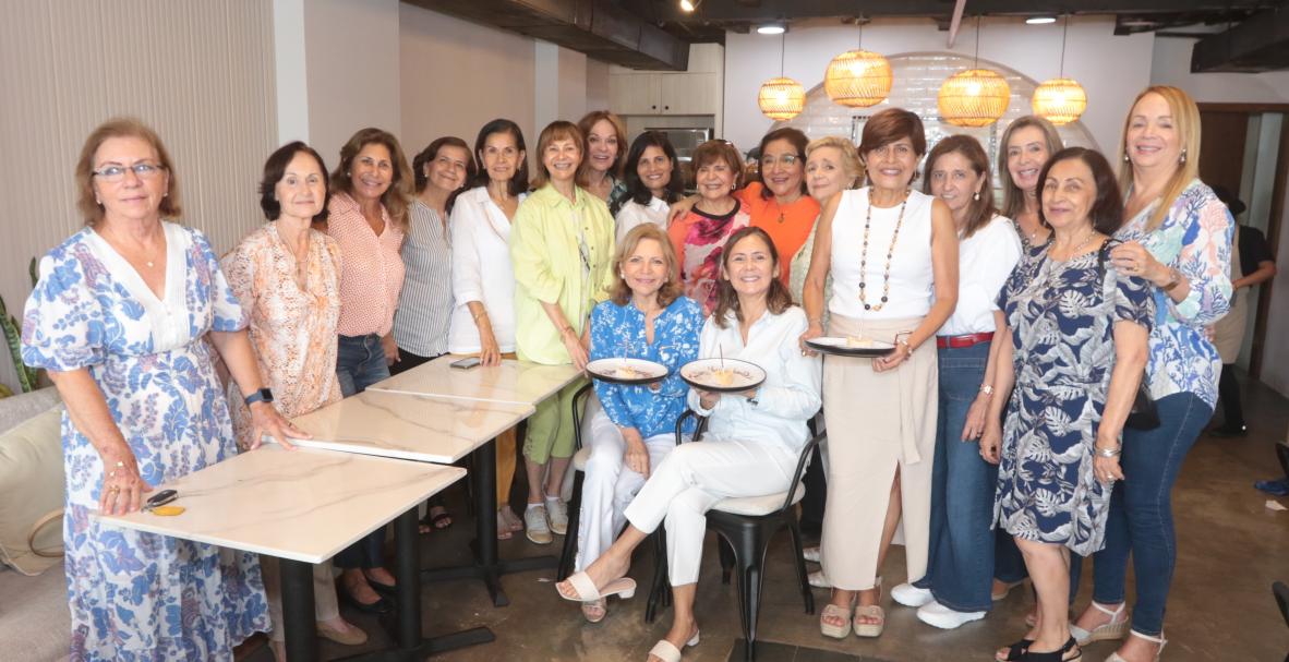 AVE se reune en un brunch para organizar su aniversario.