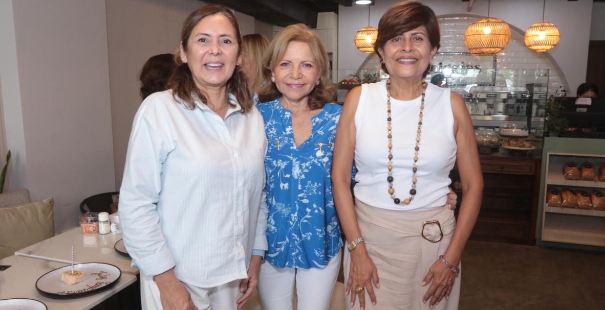 AVE se reune en un brunch para organizar su aniversario.