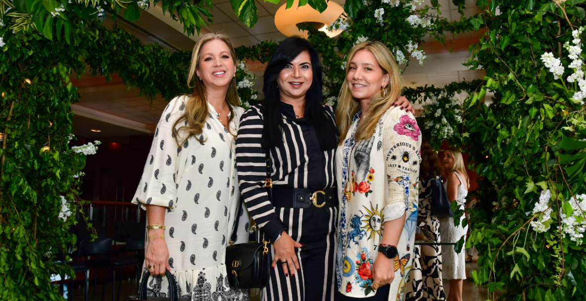 Jacqueline Moncayo presenta su colección de zapatos en el Teatro Sánchez Aguilar.