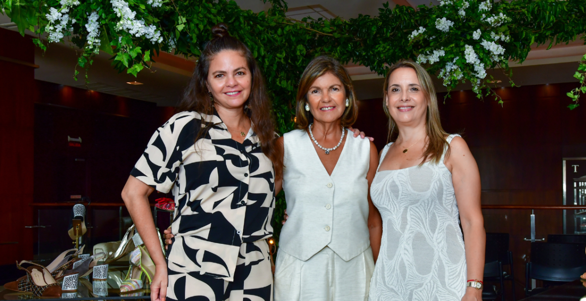 Jacqueline Moncayo presenta su colección de zapatos en el Teatro Sánchez Aguilar.