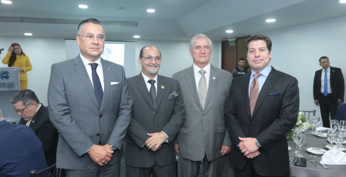 Cámara de la Construcción ofrece un brindis en honor al ministro Humberto Plaza