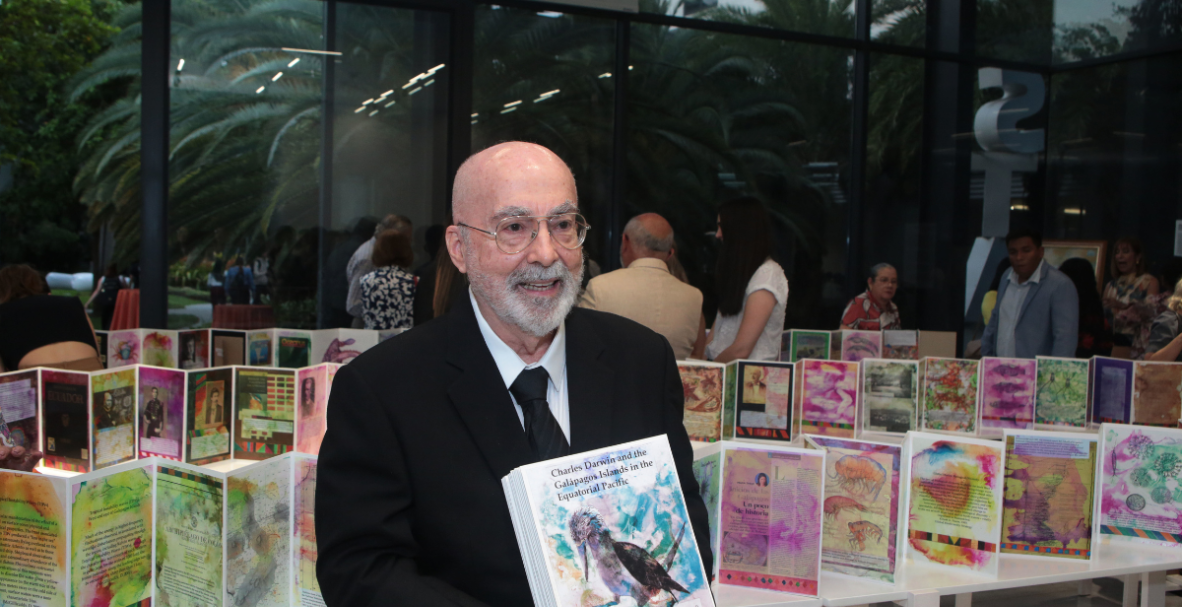 Lanzamiento del libro Charles Darwin y las Islas Galápagos en el Pacífico Ecuatorial, escrito por el doctor Roberto Jiménez Santistevan