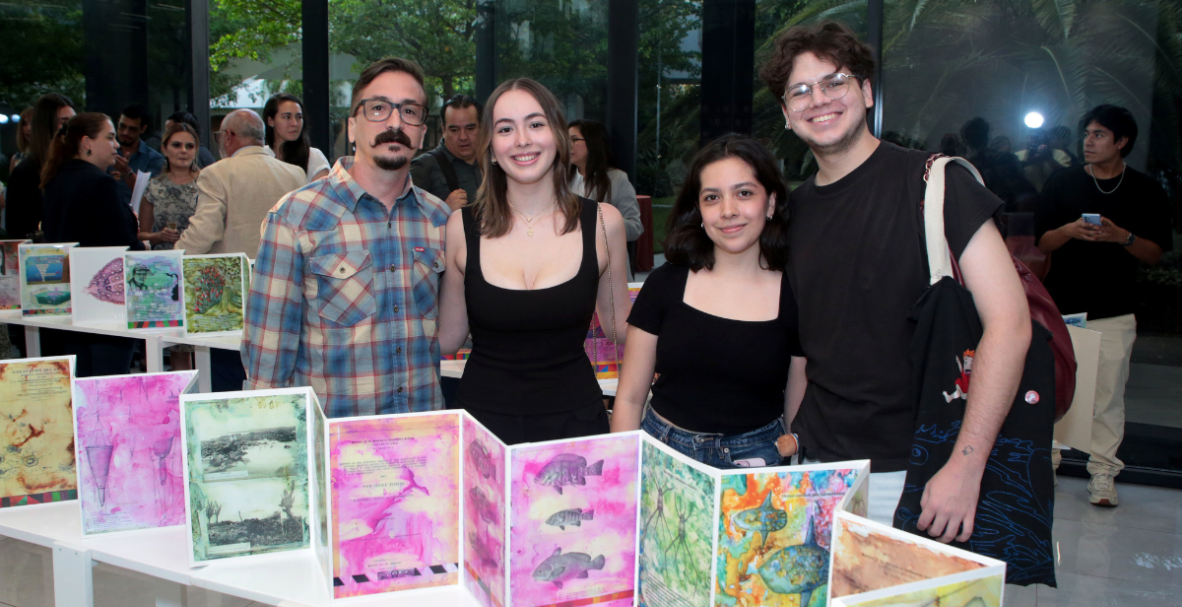 Lanzamiento del libro Charles Darwin y las Islas Galápagos en el Pacífico Ecuatorial, escrito por el doctor Roberto Jiménez Santistevan