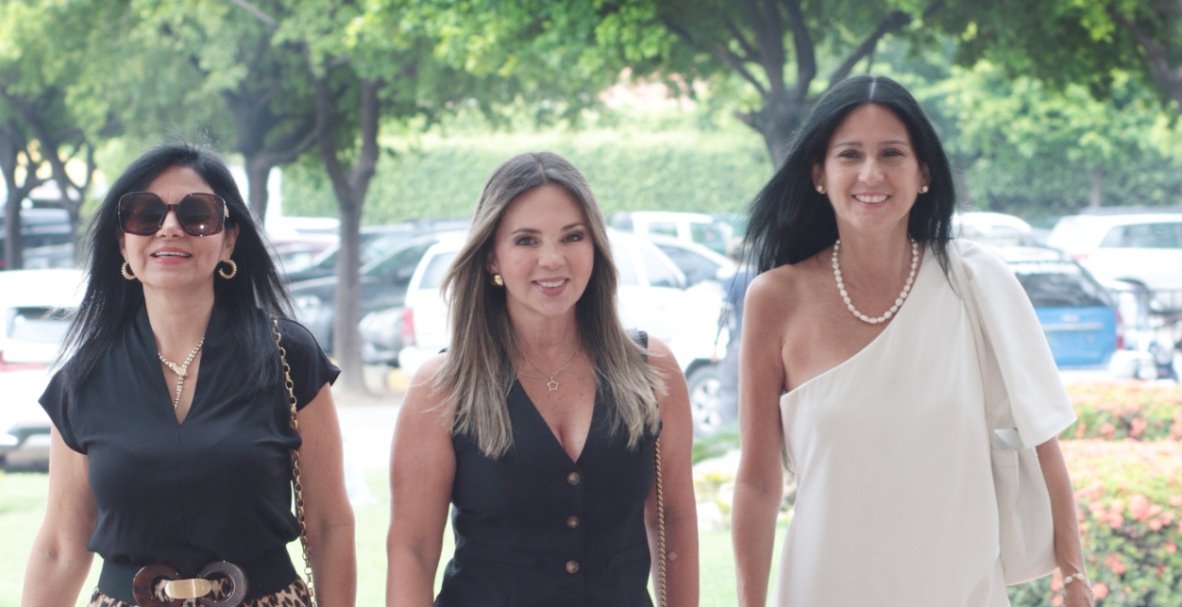 Cumpleaños  Alexandra Zevallos de Coppiano y Gloria Maldonado.