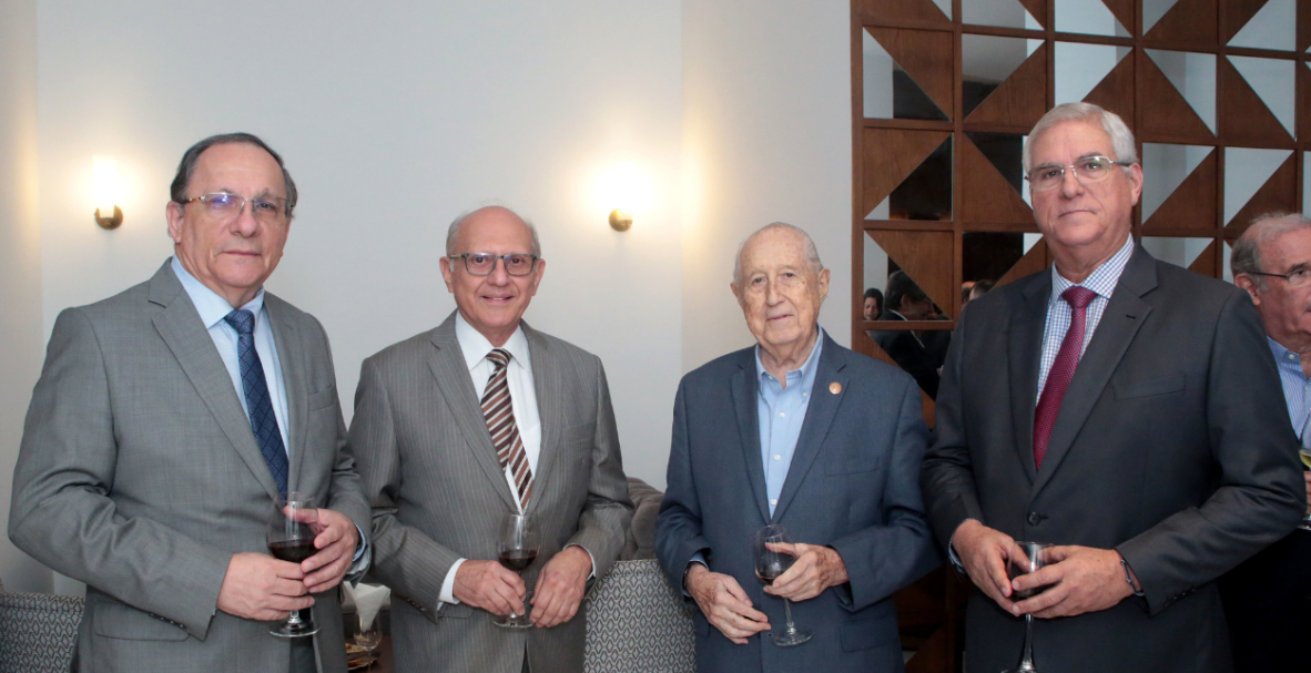 Sergio Abreu dicta charla en la UEES