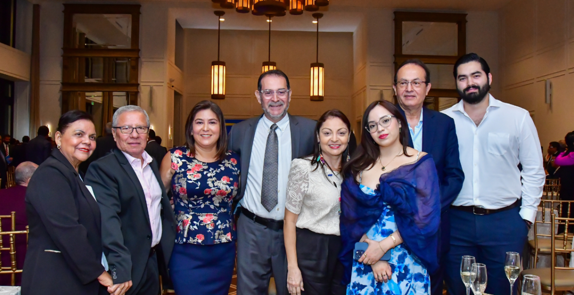 Lanzamiento del libro de Carlos Cueva González, fundador de Difare