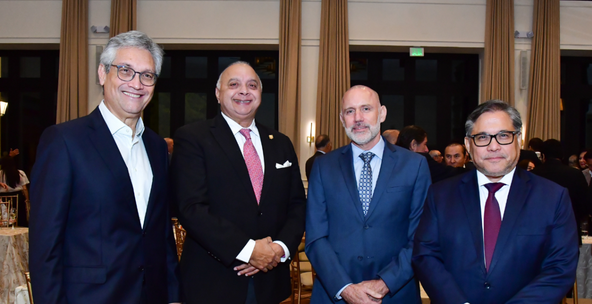 Lanzamiento del libro de Carlos Cueva González, fundador de Difare