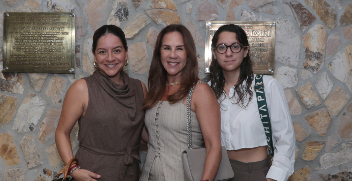 Exposición 'El jardín de los 16 artistas', organizado por la Junta de Beneficencia de Guayaquil en el Country Club