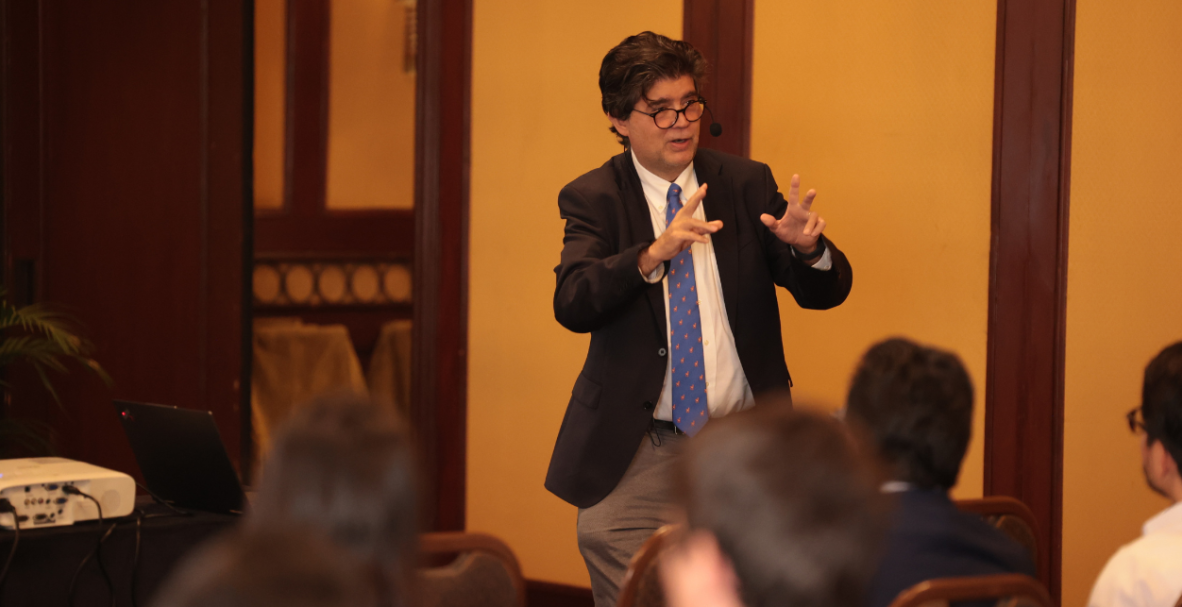 Conferencia ' Arbitraje y psicología', dictada por Alfredo Bullard y organizada por el Bankers Club