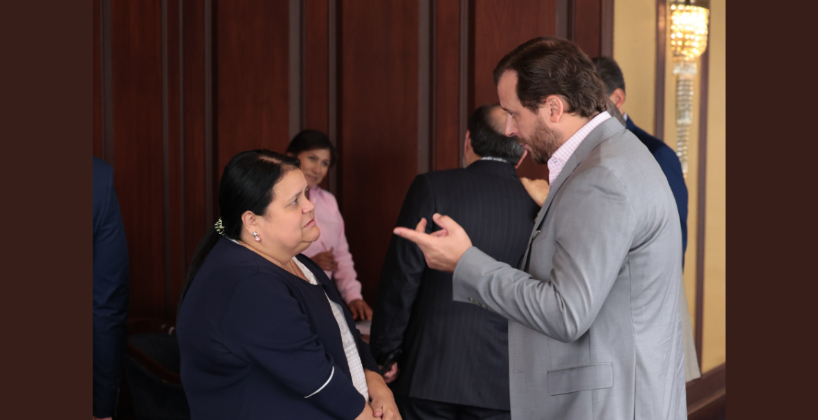 Conferencia ' Arbitraje y psicología', dictada por Alfredo Bullard y organizada por el Bankers Club