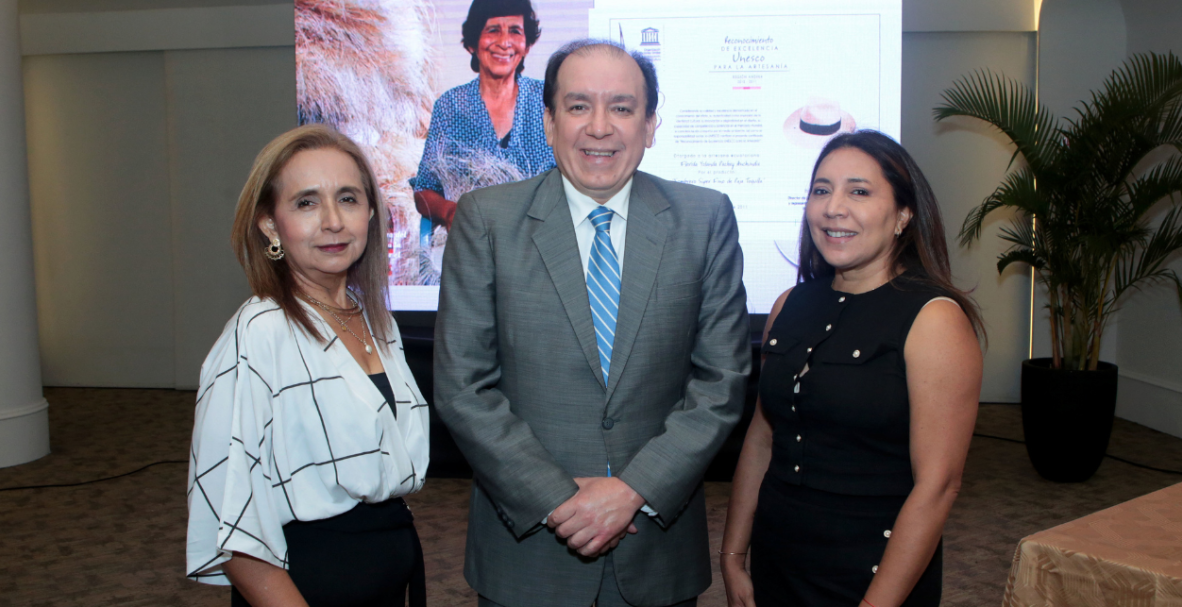 Charla sobre la paja toquilla en el Anexo del Tenis Club, en Samborondón