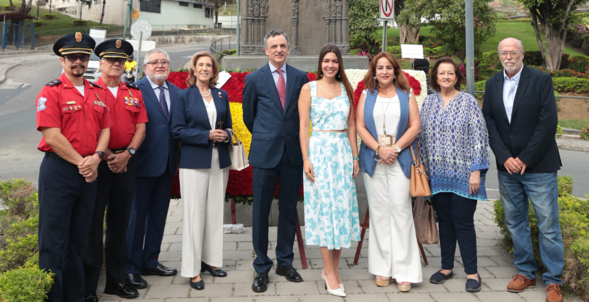 Consulado y Embajada de España entregan ofrenda floral a monumento de Santiago Apóstol en Guayaquil