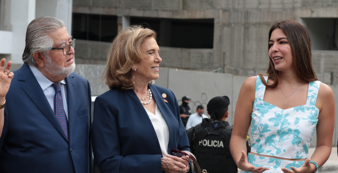 Consulado y Embajada de España entregan ofrenda floral a monumento de Santiago Apóstol en Guayaquil