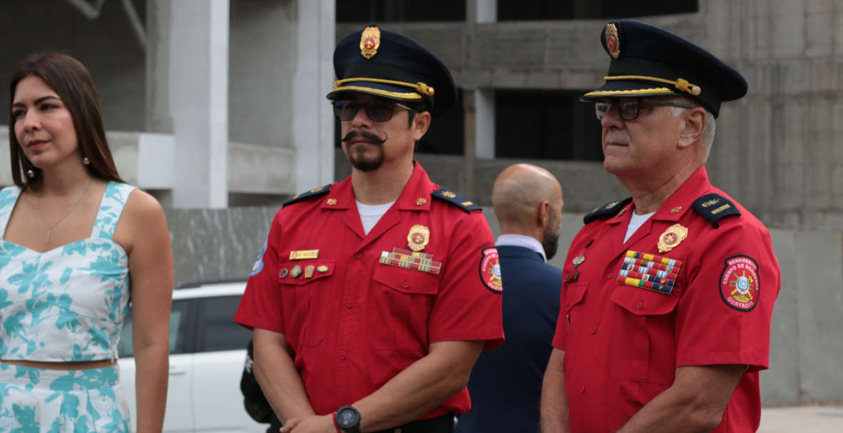 Consulado y Embajada de España entregan ofrenda floral a monumento de Santiago Apóstol en Guayaquil