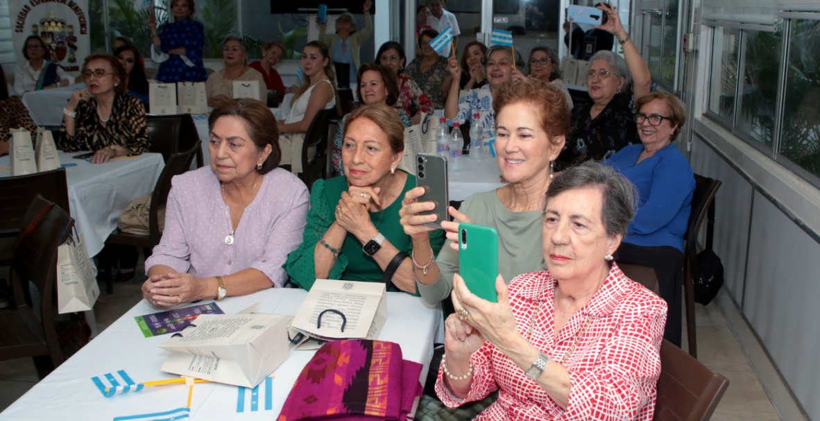 Patty Salcedo y su coro de castañuelas se presentó en Guayaquil