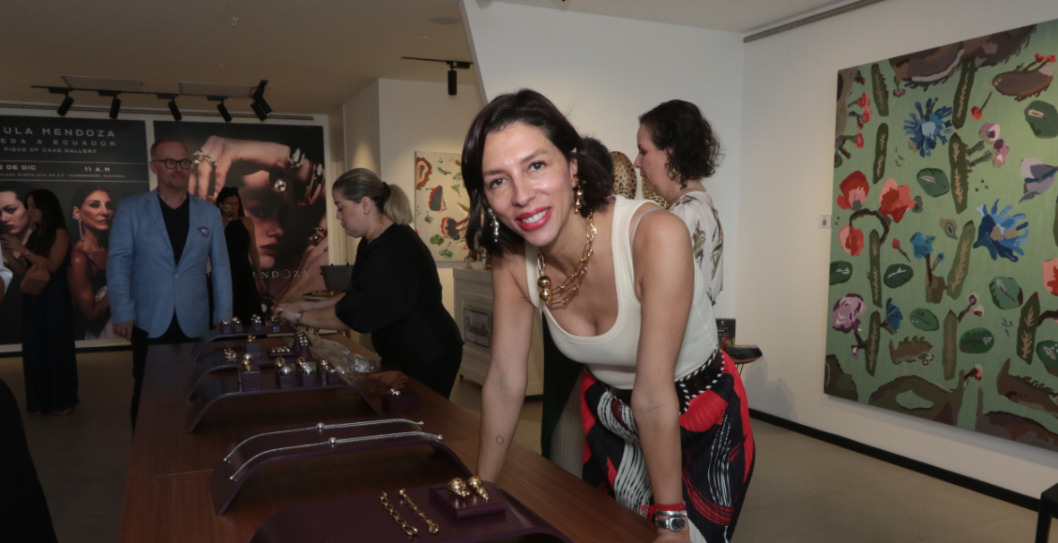 Joyas y pintura en una exposición de arte creativo