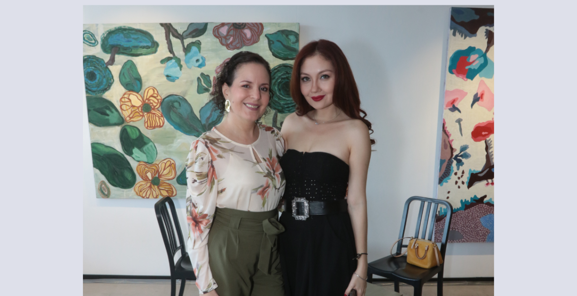 Joyas y pintura en una exposición de arte creativo