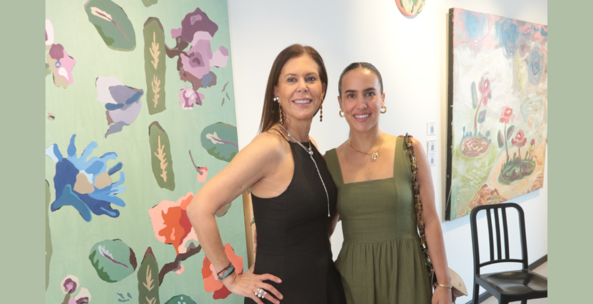 Joyas y pintura en una exposición de arte creativo