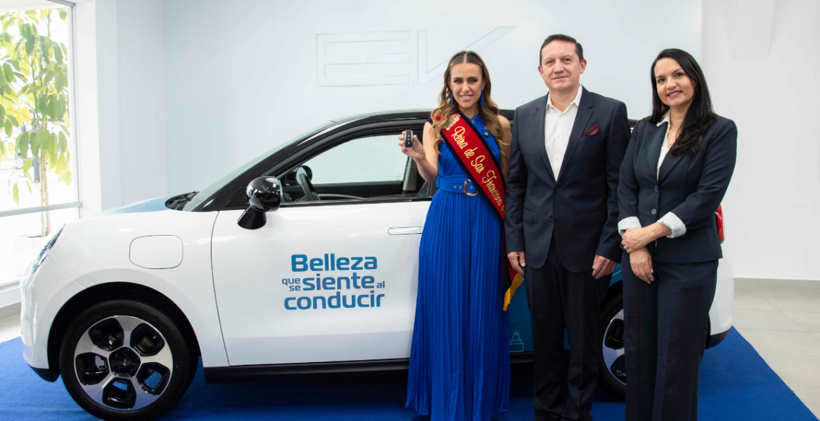 JAC entrega auto a Fundación Reina de Quito.