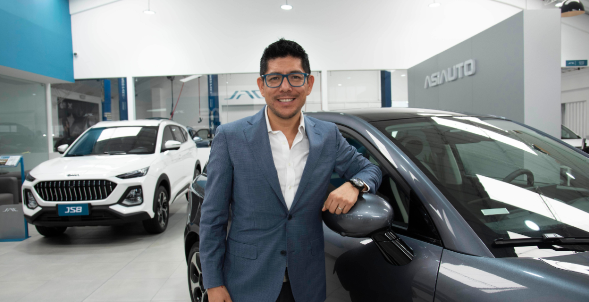 JAC entrega auto a Fundación Reina de Quito.