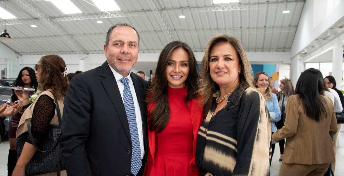 JAC entrega auto a Fundación Reina de Quito.