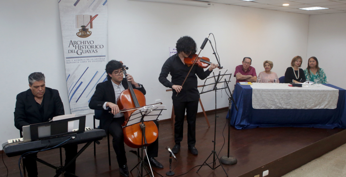 Myrna Jurado de Cobo lanza su libro 