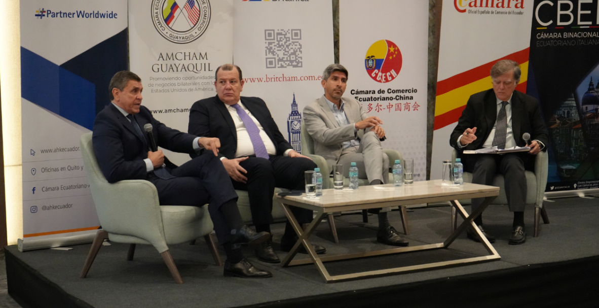 Conversatorio en la UEES. Ecuador 2026: Desafíos y oportunidades económicas y tributarias para mejores decisiones en un año clave.