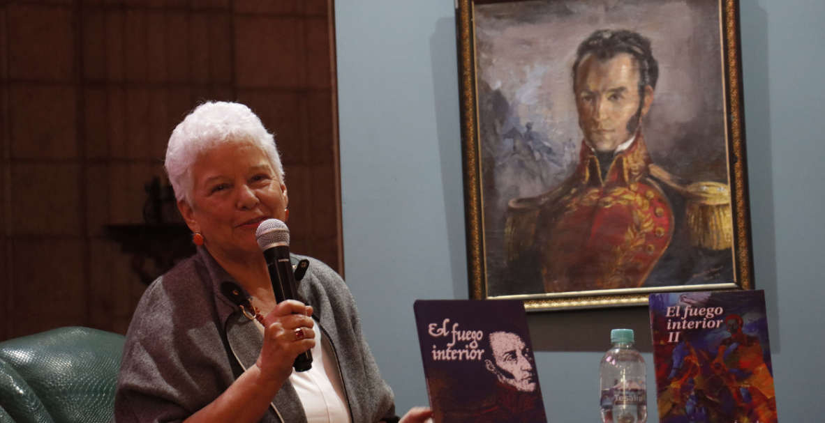 Agueda Pallares junto a sus libros