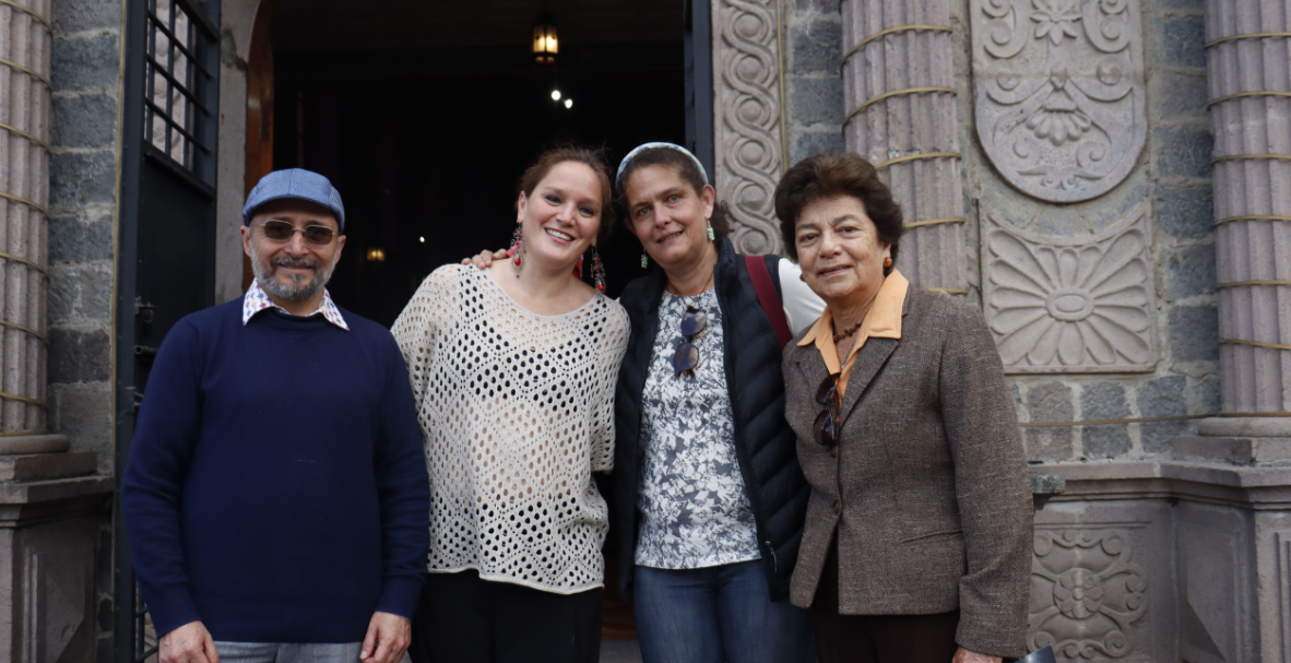Agueda Pallares junto a sus libros