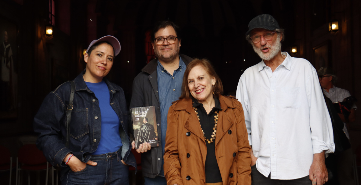 Agueda Pallares junto a sus libros