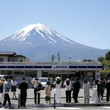 Una ciudad japonesa bloqueará la vista del Monte Fuji ante el turismo masivo