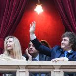 Javier Milei (d), saludando junto a su hermana Karina