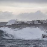 Oleaje en la costa cerca de la localidad menorquina de S'Algar, España