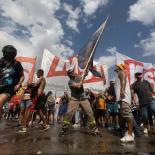 Buenos Aires. Una persona sostiene una bandera, durante la fuerte protesta que se dio el pasado miércoles.