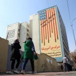 Iraníes caminan junto a un mural antiestadounidense en Teherán