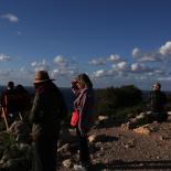 Israelíes miran el mar Mediterráneo