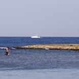 Una persona camina en una playa en La Habana Cuba