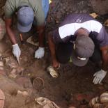 personas trabajando en la zona arqueológica de El Caño,