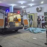 hombre herido mira desde una ambulancia en un hospital de Maiduguri