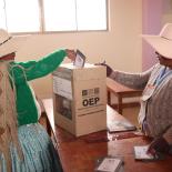 mujeres votando en la comunidad de Laja (Bolivia).